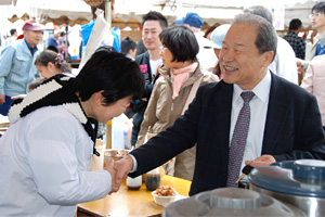 ゆりあげ港朝市が2年2ヶ月ぶりに現地再開