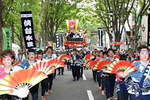 新緑の下、仙水グループの躍動する姿（本まつり）