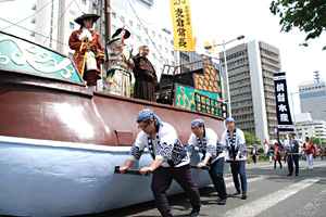 初登場の「サン・ファン号」を引く社員（本まつり）