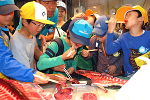 ようこそ！夏休み親子市場探検隊