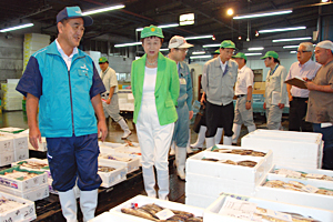 盆商戦を前に奥山市長が市場を視察