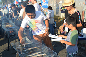 ゆりあげ港朝市でサンマ祭を開催