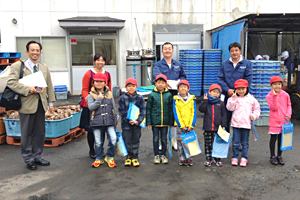 可愛いちびっ子たちが宮戸水産を見学