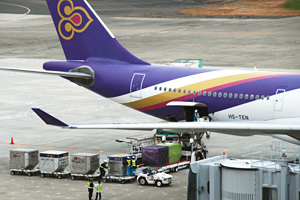 タイのバンコク直行便で生マグロを搬入