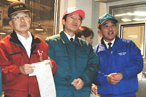 佐々木康雄東北農政局長が師走の市場を視察