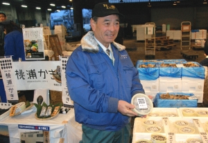 今が旬の桃浦かきを市場で試食会