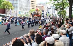 青葉まつりで御神船山鉾が厳かに巡行