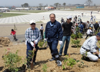 島貫会長らが“千年希望の丘”(岩沼)の植樹祭に参加