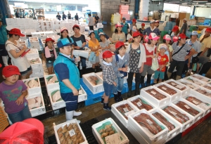 ようこそ！ 夏休み親子市場探検隊
