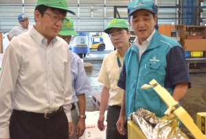 盆商戦を前に伊藤副市長が市場を視察