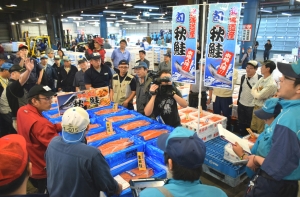 旬の味覚「秋鮭」本格入荷！ 「はらこ飯」を試食提案