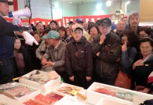 花巻市場まつりに6千人が来場し賑わう