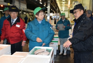 奥山仙台市長が歳末商戦入りの市場を視察