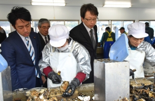 内閣府の平副大臣と小泉政務官らが桃浦を視察