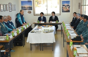 内閣府の平副大臣と小泉政務官らが桃浦を視察