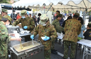 「国際交流のひろば」で桃浦かきを振舞う