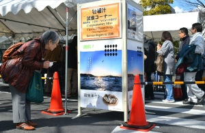 「国際交流のひろば」で桃浦かきを振舞う