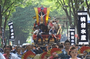 杜の都に御神船山鉾 青葉まつりで巡行