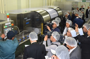 桃浦で日本初の超高圧カキむき機の竣工・披露