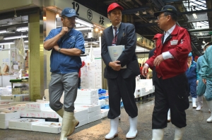 豊田東北農政局長が卸売市場を視察