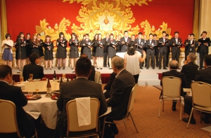 合唱団「御神船」が社外派遣で歌を披露