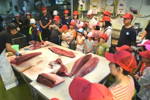 ようこそ！ 夏休み親子市場探検隊