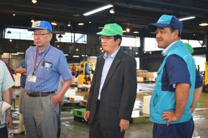 お盆繁忙期を前に伊藤副市長が市場を視察