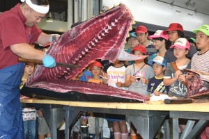 ようこそ！夏休み親子市場見学会に親子46人