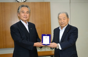 名取市長から仙台水産が「感謝の楯」の贈呈を受ける