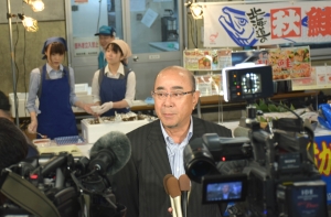 旬の味覚「秋鮭」本格入荷！ はらこ飯を試食提案