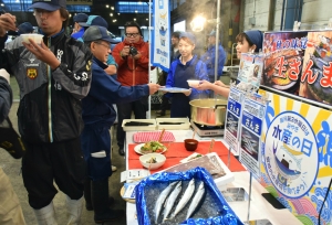 10月のオススメは！サンマ　試食提案でPR