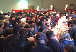 中央水産花巻の一大イベント「花巻市場まつり」で賑わう