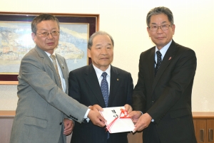 創立記念事業で仙台市社会福祉協議会に寄付金を贈呈