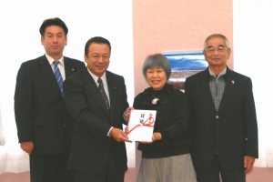 創立記念事業で女川町社協に寄付金を贈呈