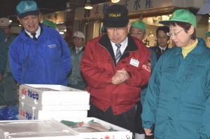 奥山仙台市長が歳末商戦入りの市場を視察