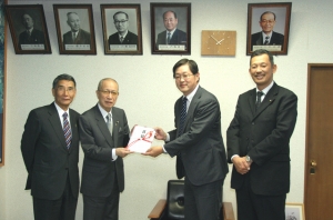 創立記念事業で塩釜市社協に寄付金を贈呈