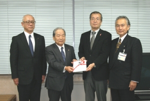 創立記念事業で名取市社協に寄付金を贈呈