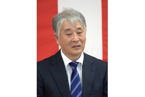 あいさつする大森社長