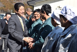 出迎えた漁師一人ひとりと握手する首相