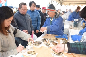 ゆりあげ港朝市で桃浦かきを振舞う