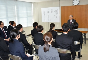 合同入社式であいさつする島貫会長