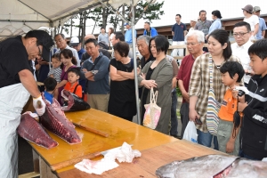 ゆりあげ港朝市でマグロ祭りを開く