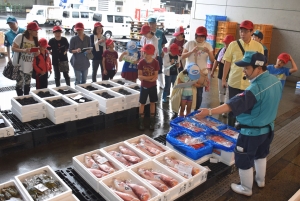 ようこそ！ 夏休み親子市場探検隊