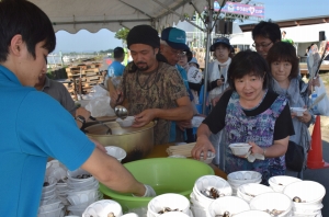 ゆりあげ港朝市でシジミ汁を振舞う