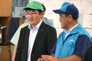 盆商戦を前に伊藤副市長が市場を視察