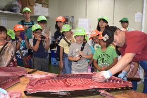 ようこそ！ 夏休み親子市場見学会に親子44人