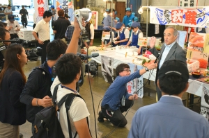 旬の味覚「秋鮭」本格入荷！ はらこ飯を試食提案