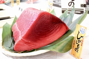 10月10日は「まぐろの日」。ひがしものを試食PR