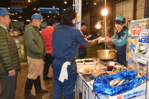 「みやぎ水産の日」でサンマを試食提案
