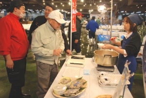 「牡蠣の日」を前に宮城のカキを試食PR